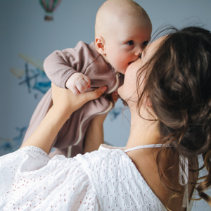 Η Μαγεία της Μητρότητας: Ένα Συναρπαστικό Ταξίδι Αγάπης και Αυτογνωσίας